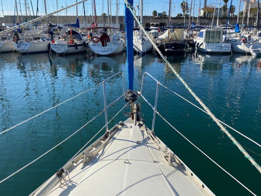 Grupo de personas navegando en un velero en Barcelona