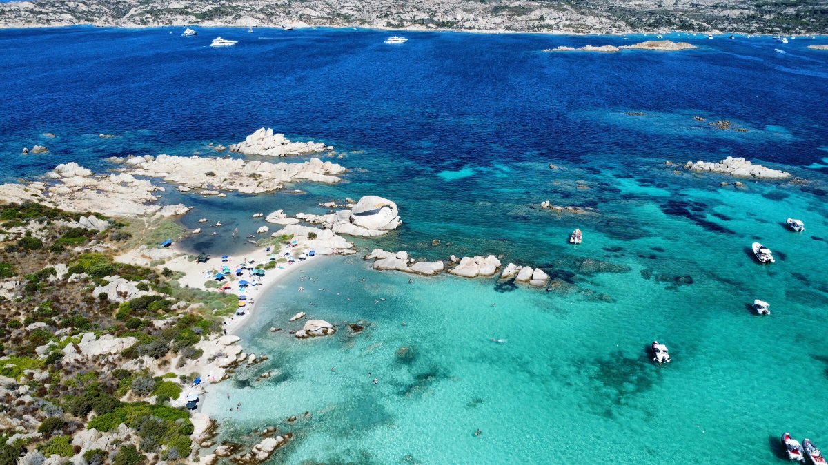 Visita la Baia di Cala di Volpe e goditi un pasto fresco a bordo