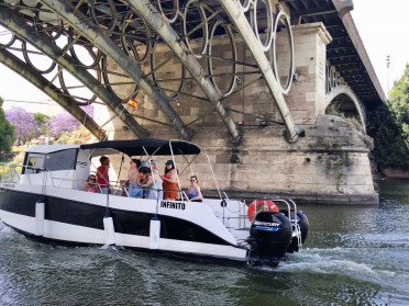 One hour navigation through Seville