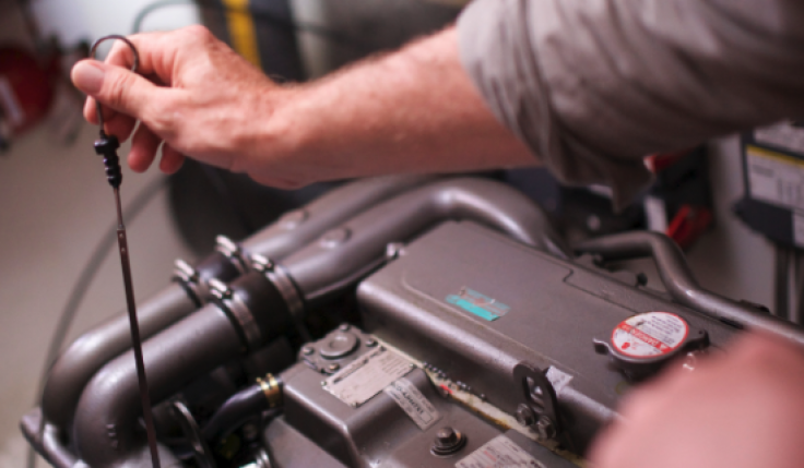 Ölstand im Bootsmotor überprüft