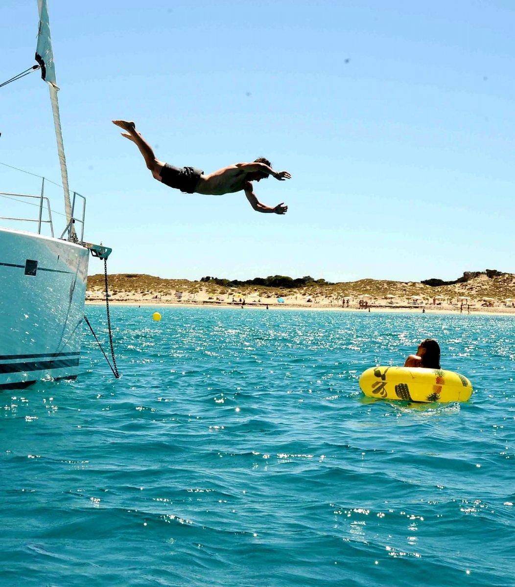 Segeln Sie die kristallklaren Gewässer des Mittelmeers auf einer Bootstour rund um Ibiza und Formentera