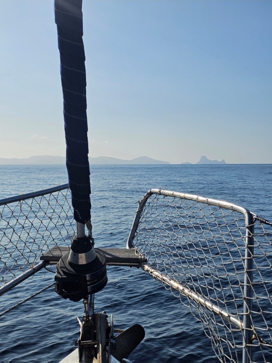 Gruppe von Seglern, die eine Segeltour genießen