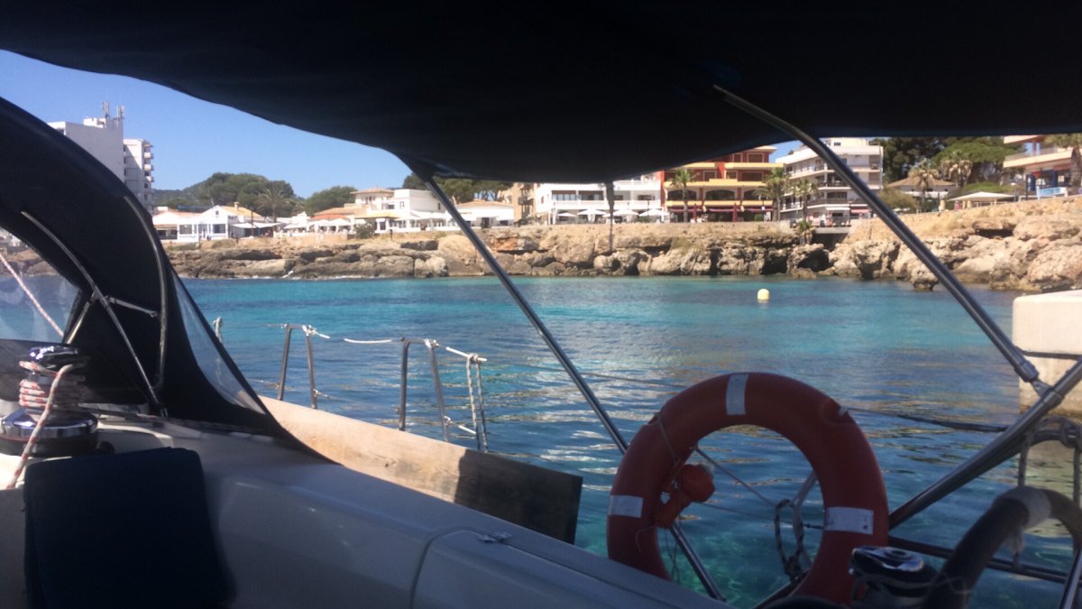 Explorar las costas de Mallorca en un crucero relajante