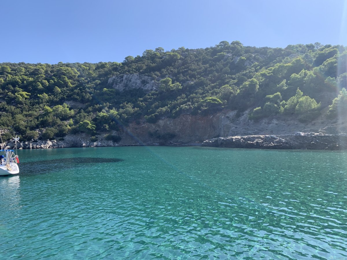 Rilassandosi sulla terrazza della nave da crociera