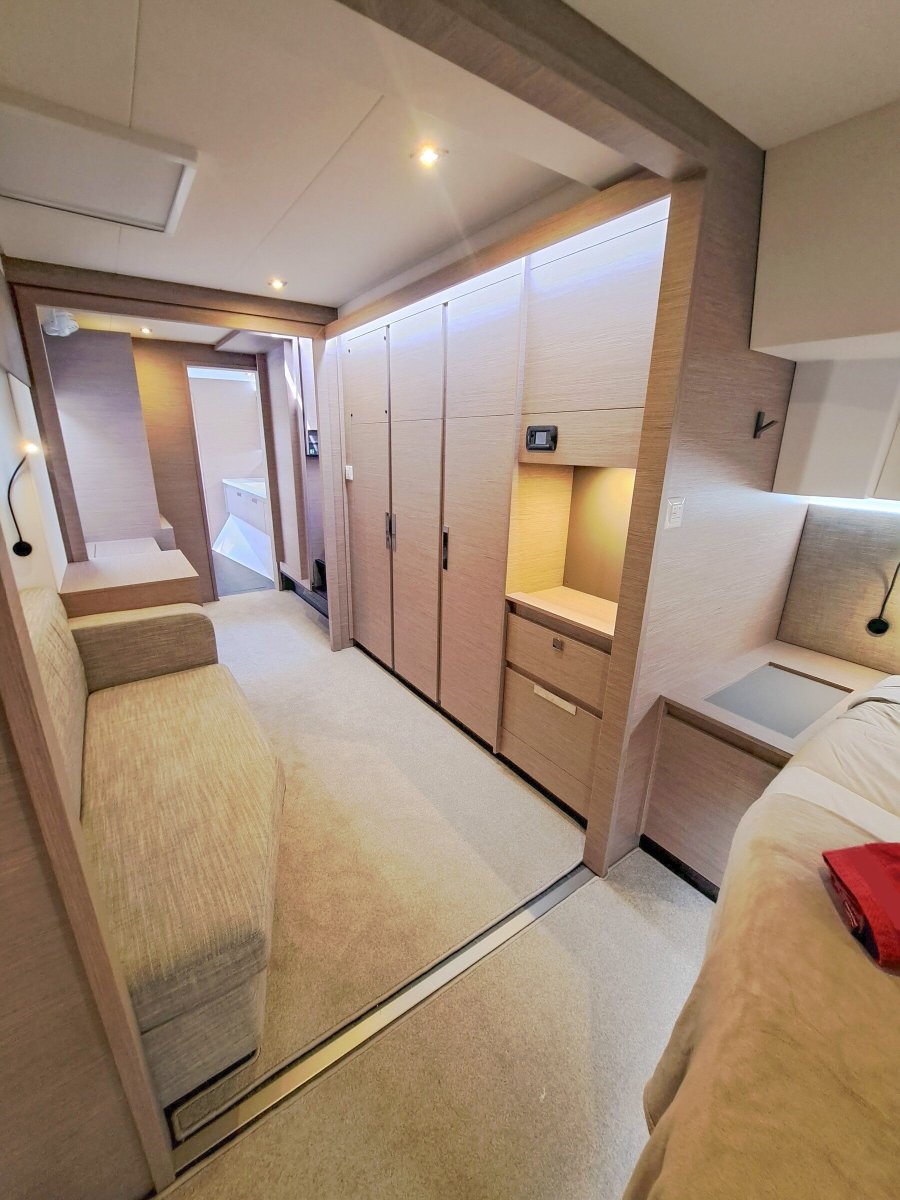 Explora Ibiza en un catamarán