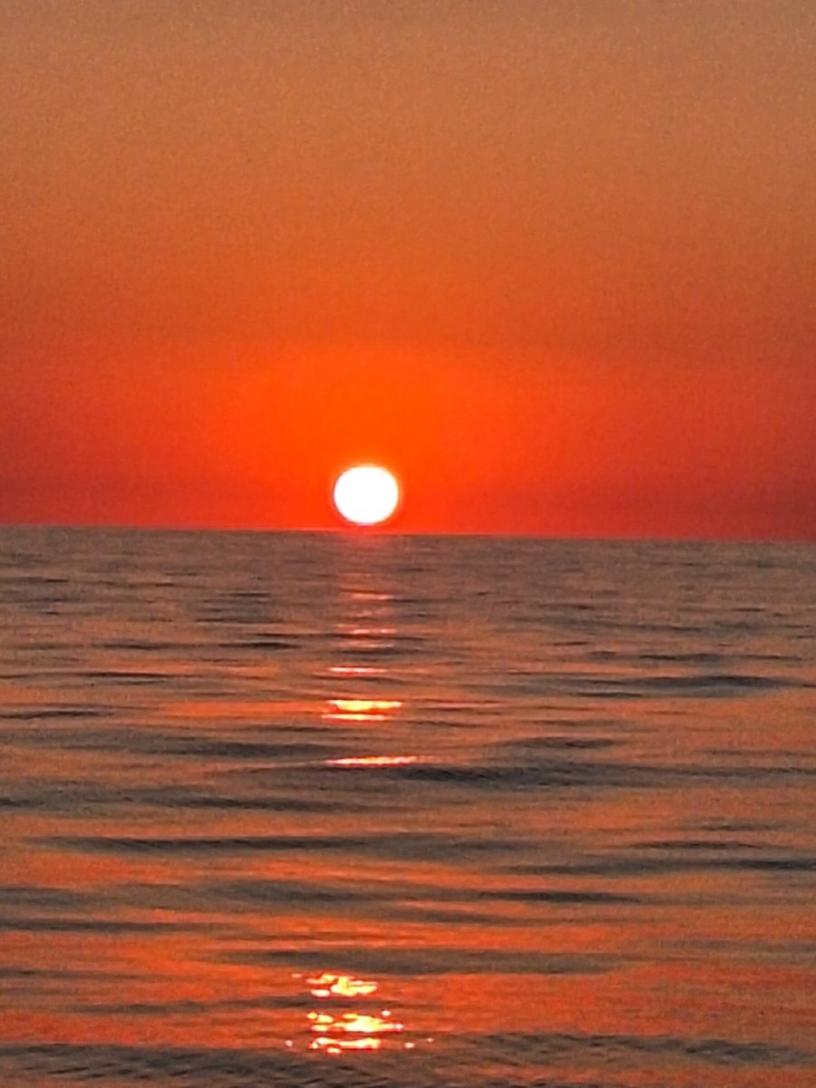 Yacht a vela navigante tra le acque di Maiorca