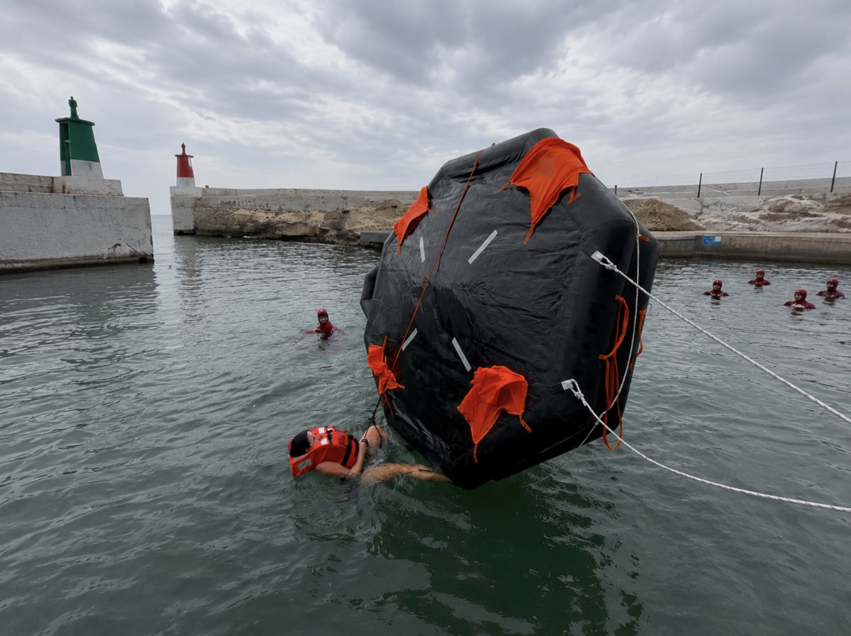 Schüler, die Seefahrtsmanöver auf See üben