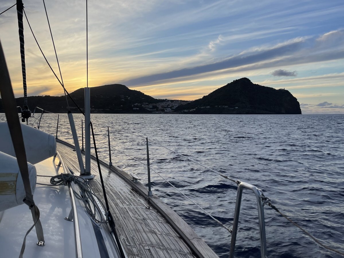 Navigando nel Mar Tirreno durante un viaggio d'avventura