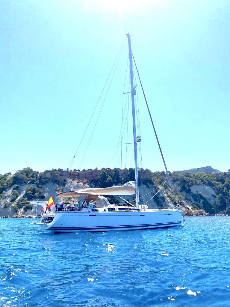Descubre las maravillas del mar en un velero clásico desde Valencia