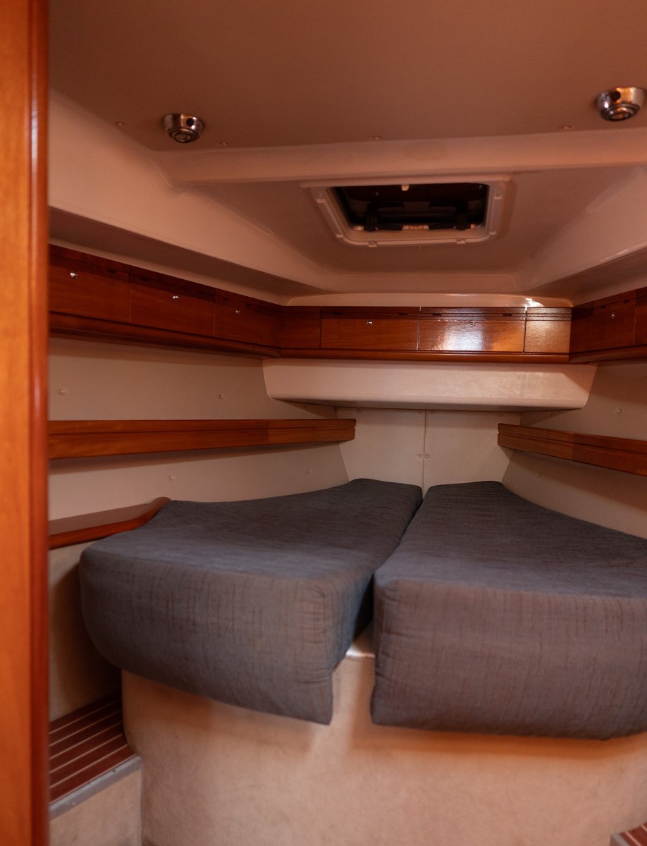 Navigare in barca a vela lungo la costa di Valencia al tramonto