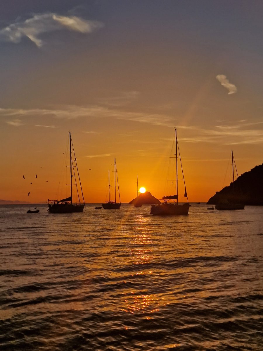 Un viaje en barco desde las Islas Flegree a las Islas Pontinas