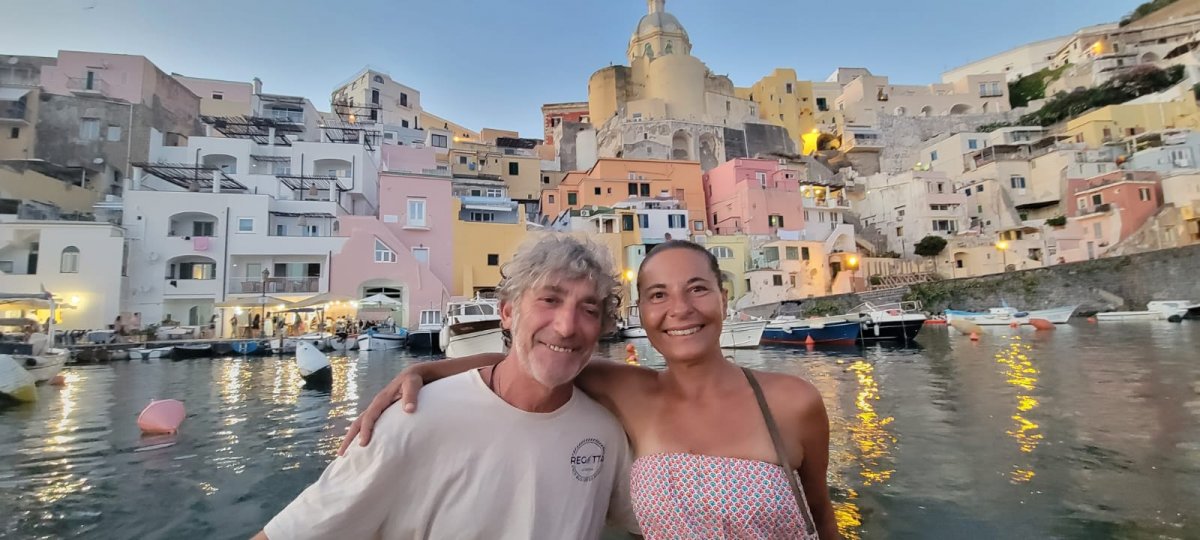 Barca a vela in mare con tramonto