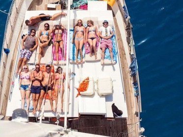 Alquiler de camarote para fiestas y relajación en yate en Salamina