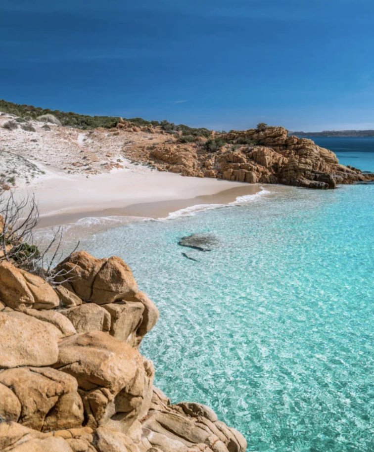 Relájate en el agua cristalina de la bahía de Santa Maria