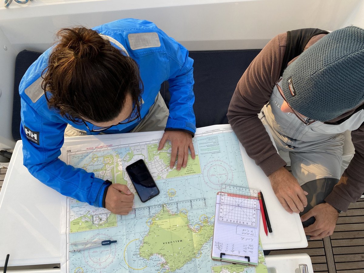 Una barca a vela che naviga attraverso il tramonto in mare