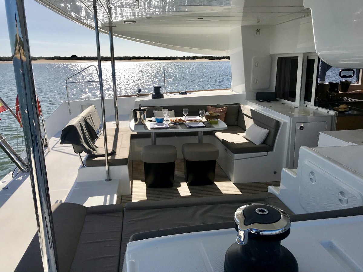 Barco Lagoon 450s para alquilar por semana en Ibiza