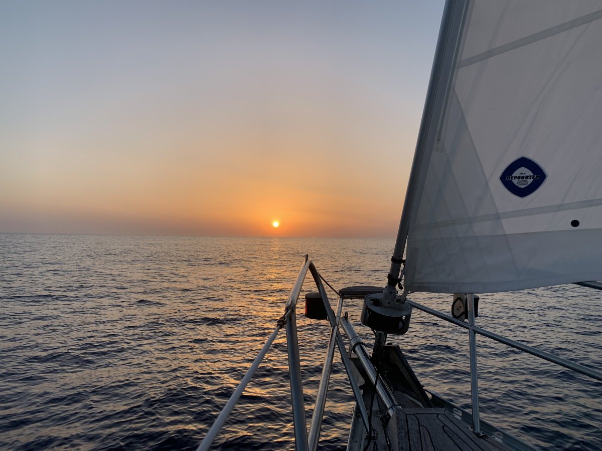 Vela in mare aperto tra Alicante e Minorca