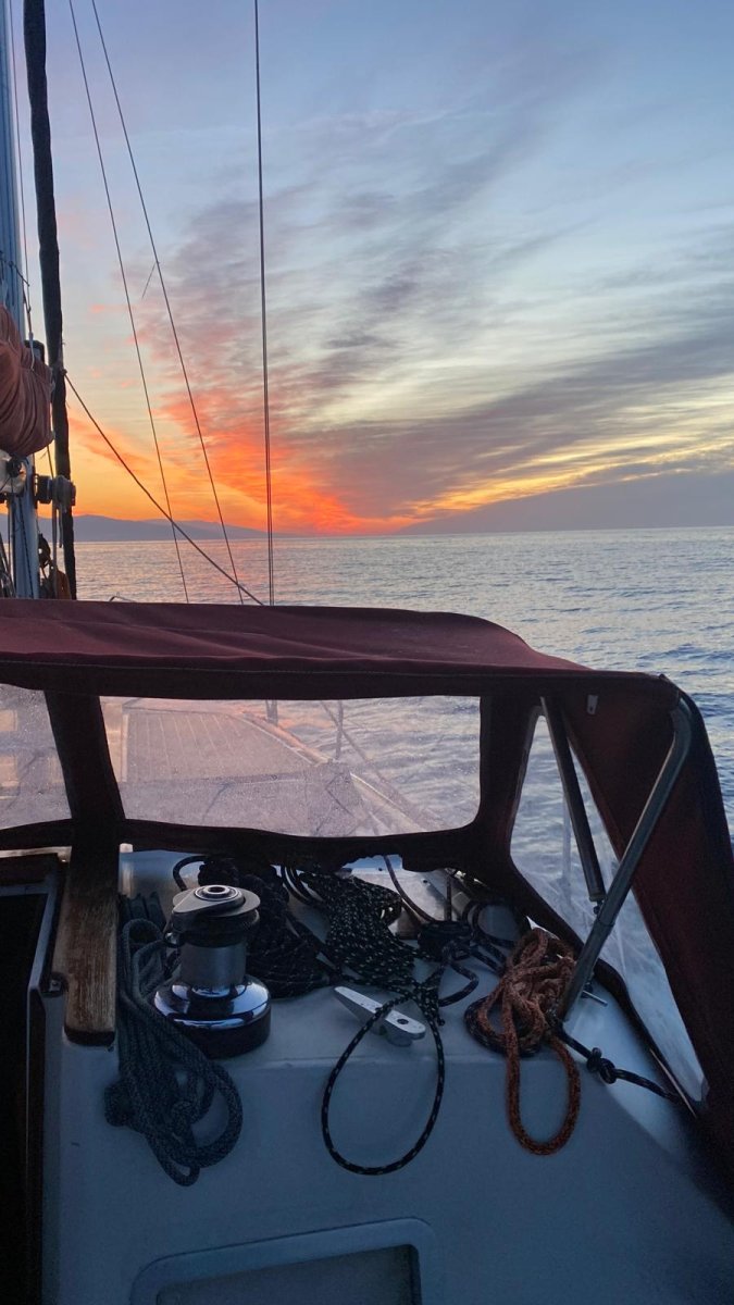 Navega hacia Cartagena en un velero