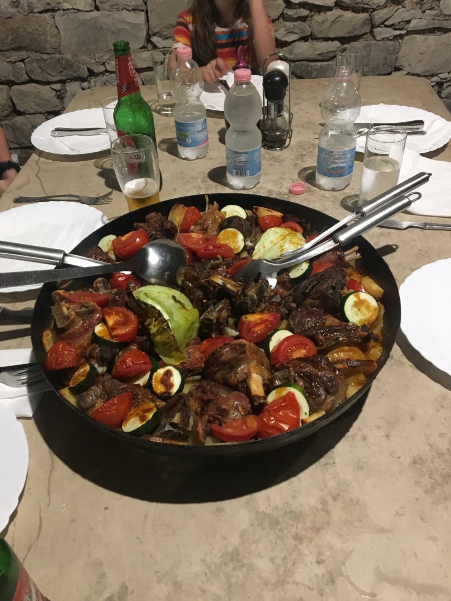 Kreuzfahrt unter dem schönen Sonnenuntergang in Kroatien