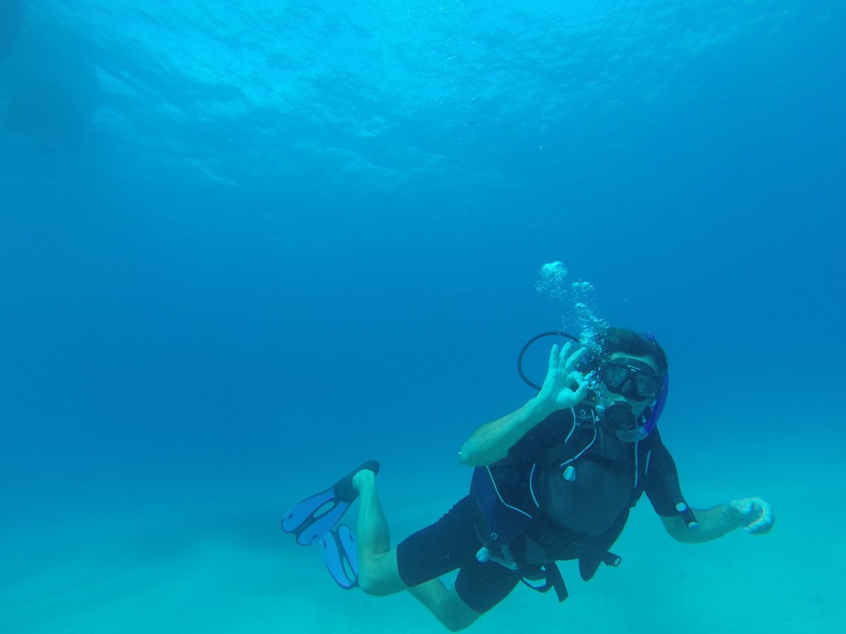 Explora las aguas cristalinas y las playas de arena blanca de las islas Pitiusas en un barco clásico