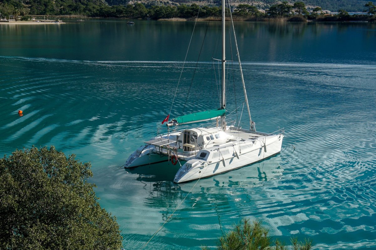 Catamarno di lusso che naviga da Sardegna alle Baleari