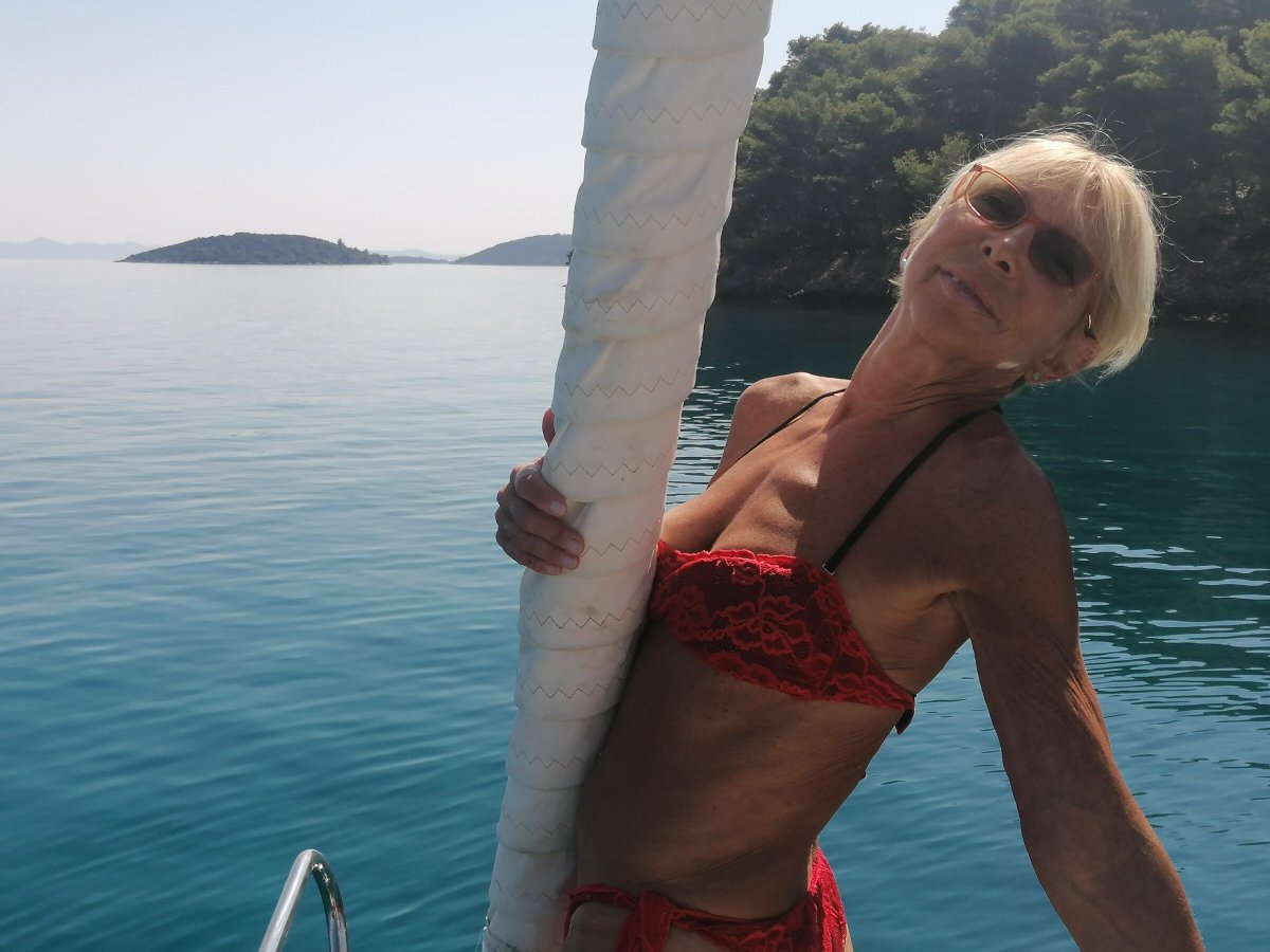 Segelboot durch die blauen Gewässer von Ibiza