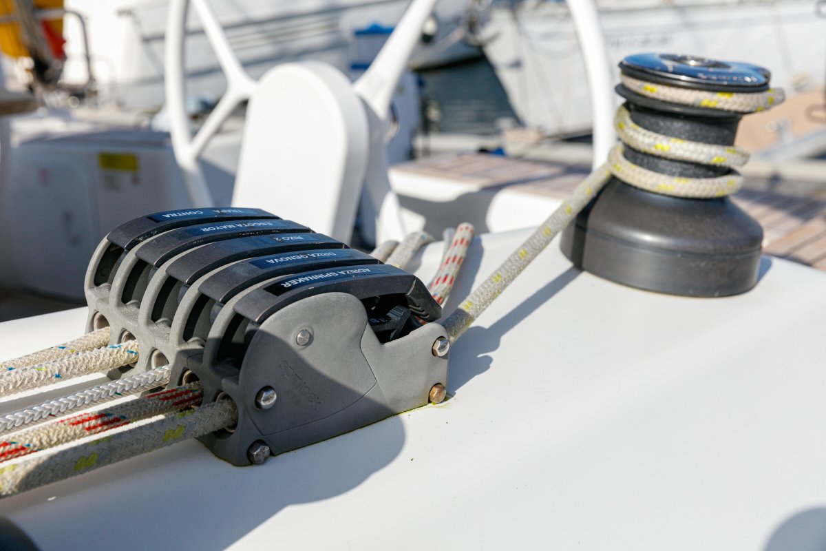 Genießen Sie Luxus bei der Miete eines Hanse 415 Segelboots.