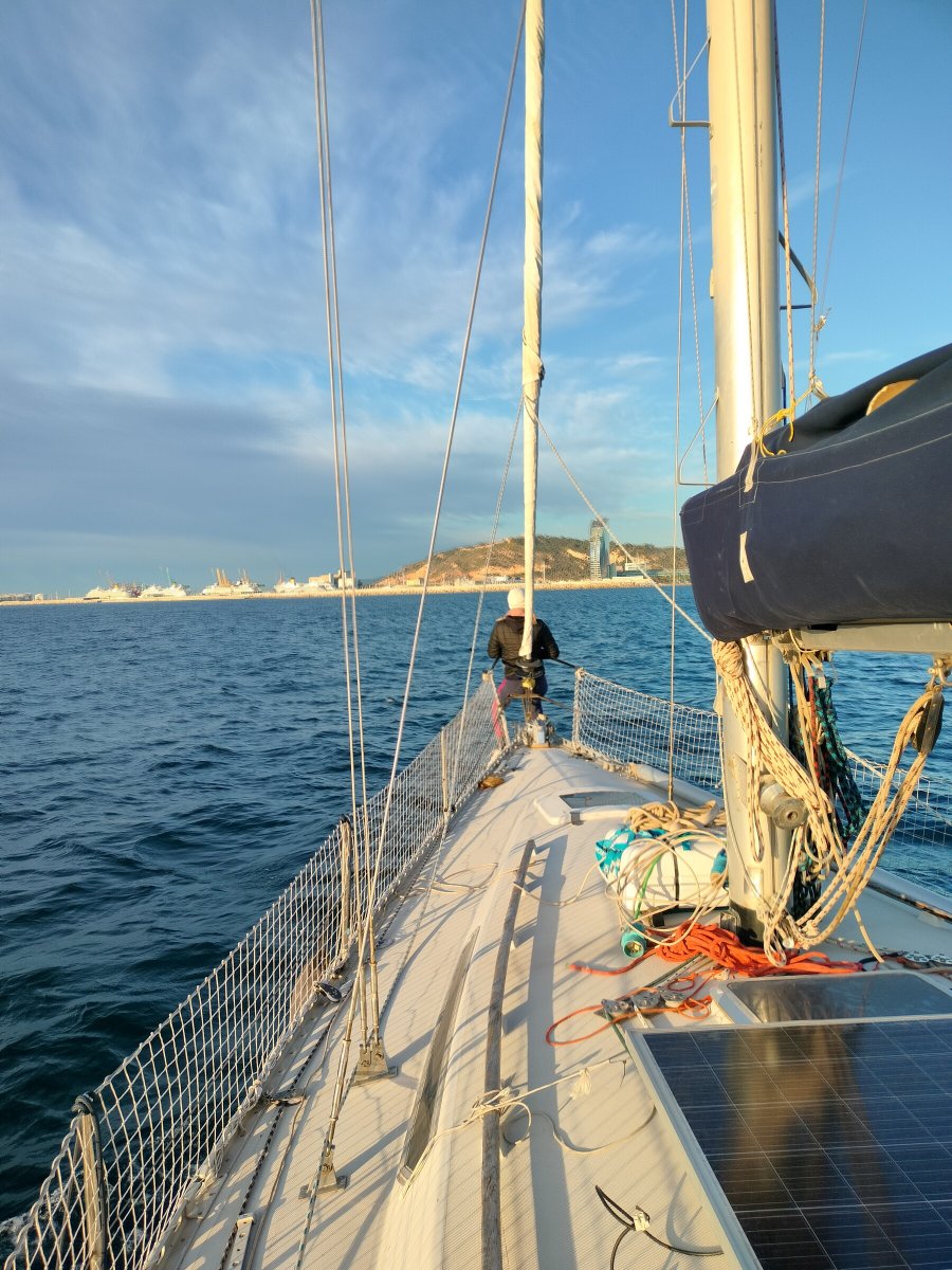 Lernen Sie auf einem schönen Segelboot zu segeln