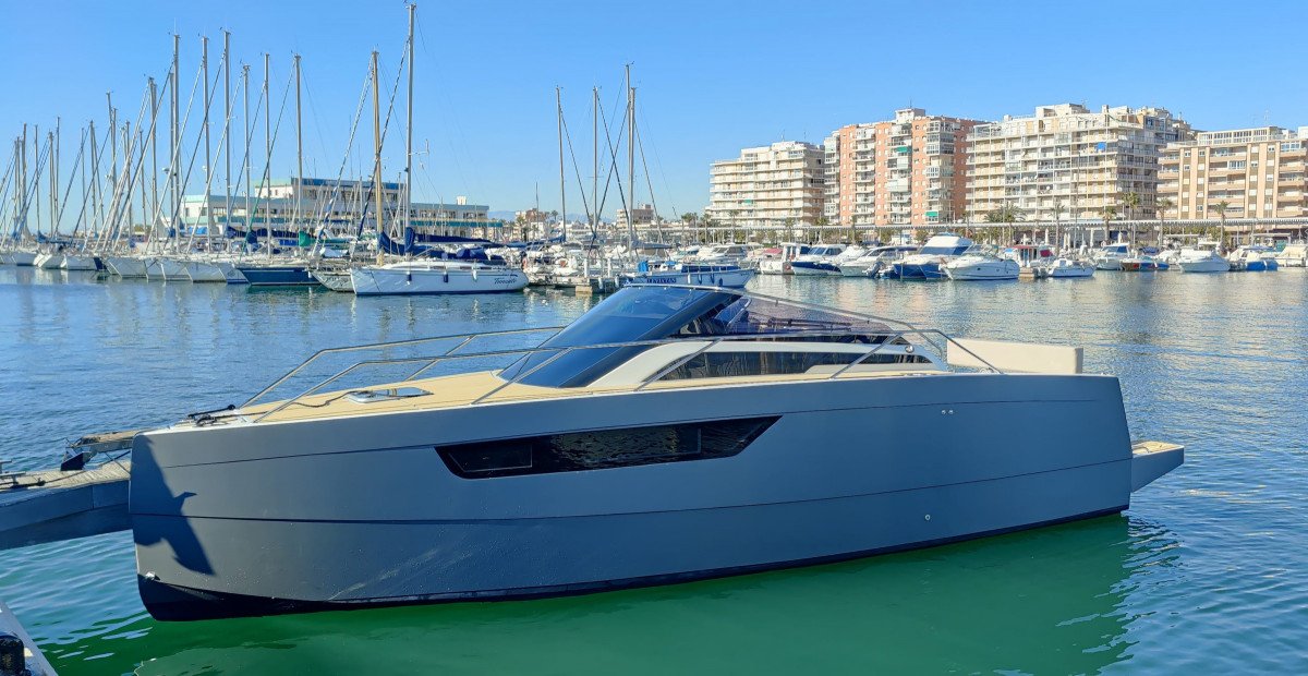 Nuva Yachts - M8