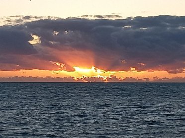 Tramonto su una barca a vela nella baia di Cadice