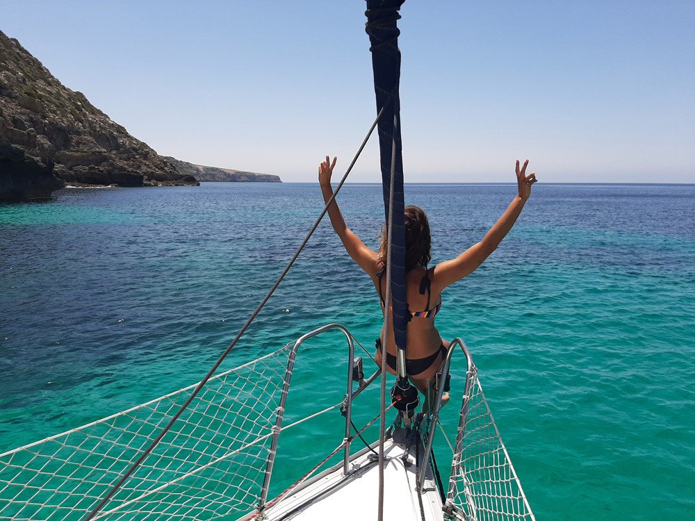 Barco a motor en las islas Pitiusas