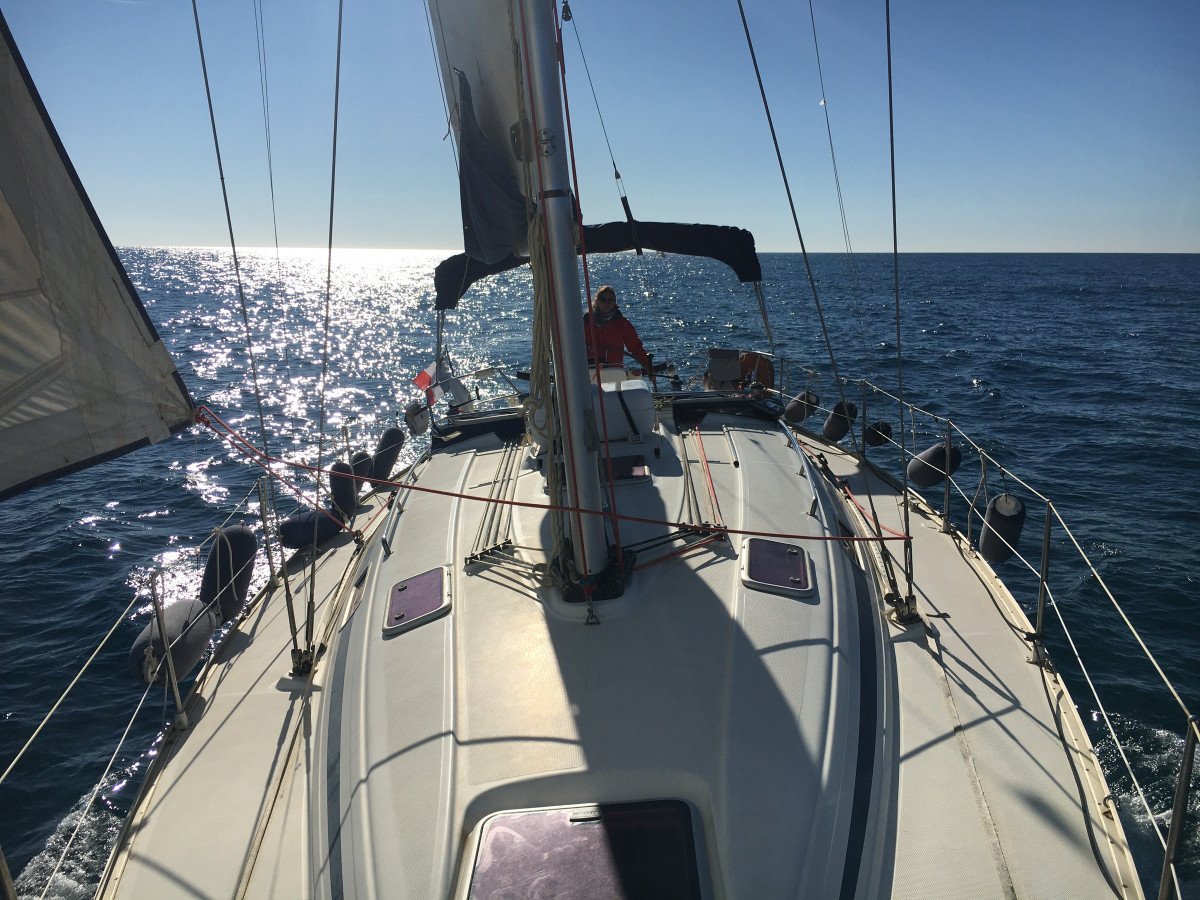 Personalized sailing day course for 2 people in Barcelona.