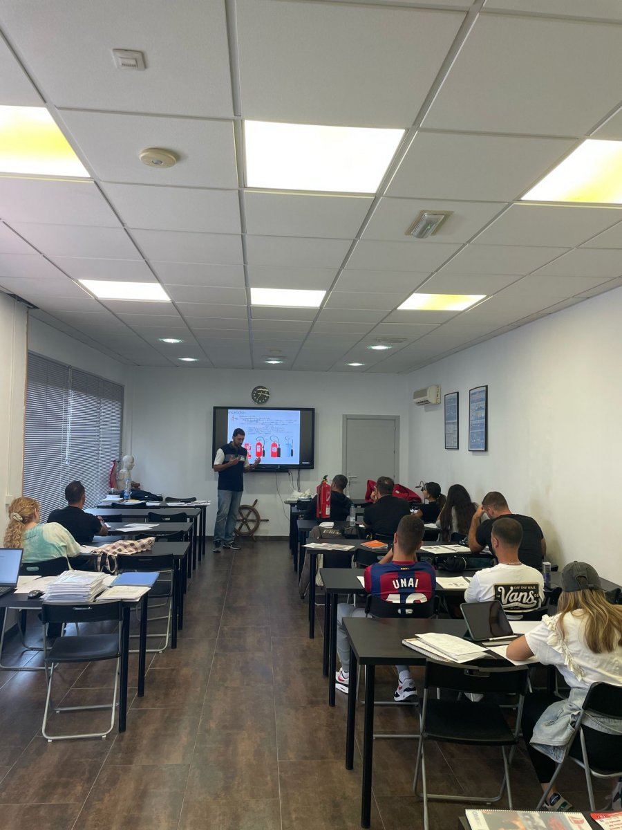 Adquirir conocimientos sobre las reglas y regulaciones de navegación