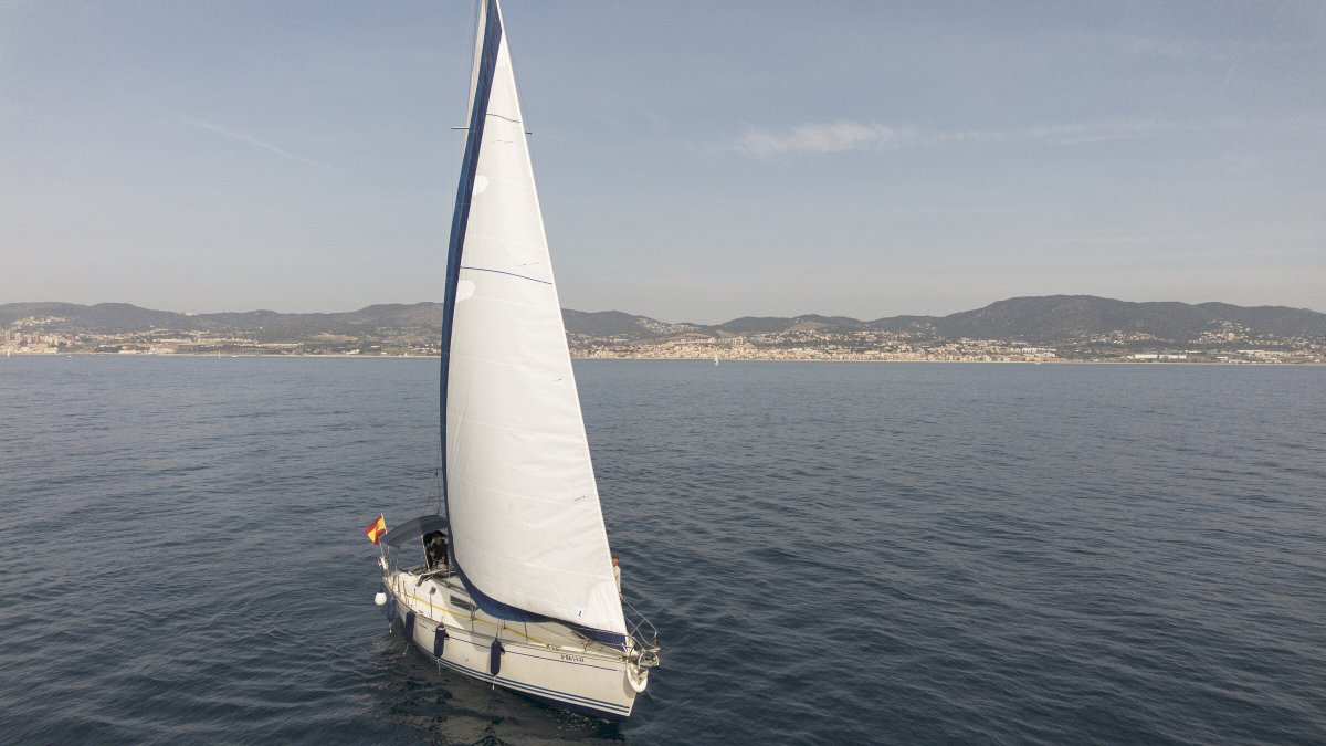 Yacht a vela nel porto di Barcellona