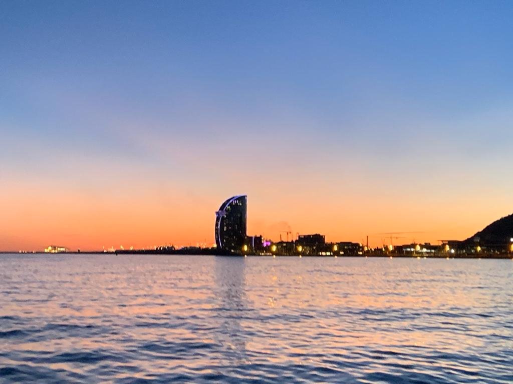 Segeltour in Barcelona: Genieße die Stadt vom Meer aus