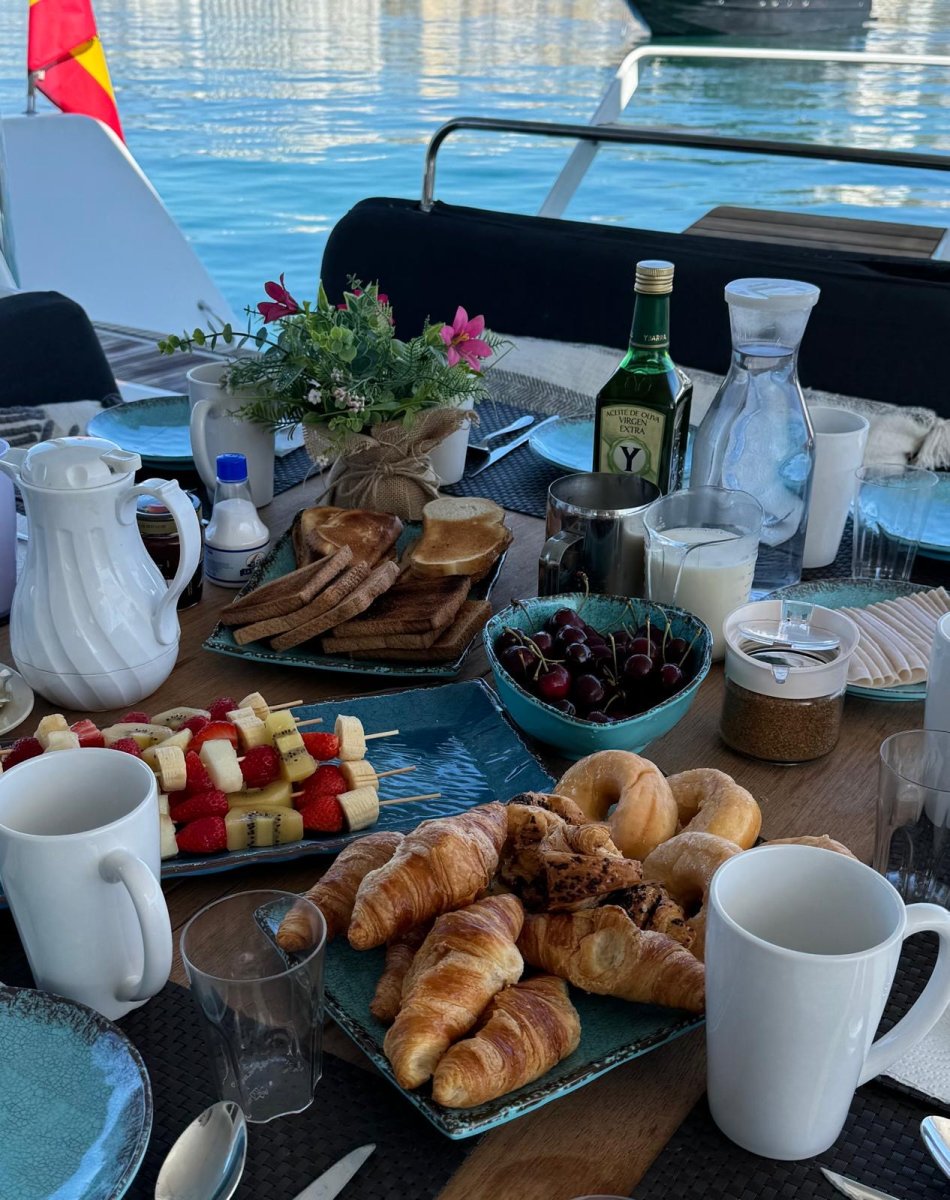 Fahren Sie auf einem Luxus-Katamaran durch die Gewässer des Naturparks Islas Columbretes