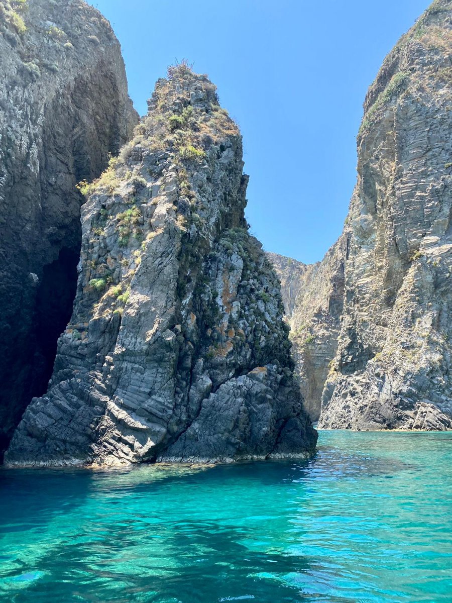 Barca a vela in mare con nuvole bianche