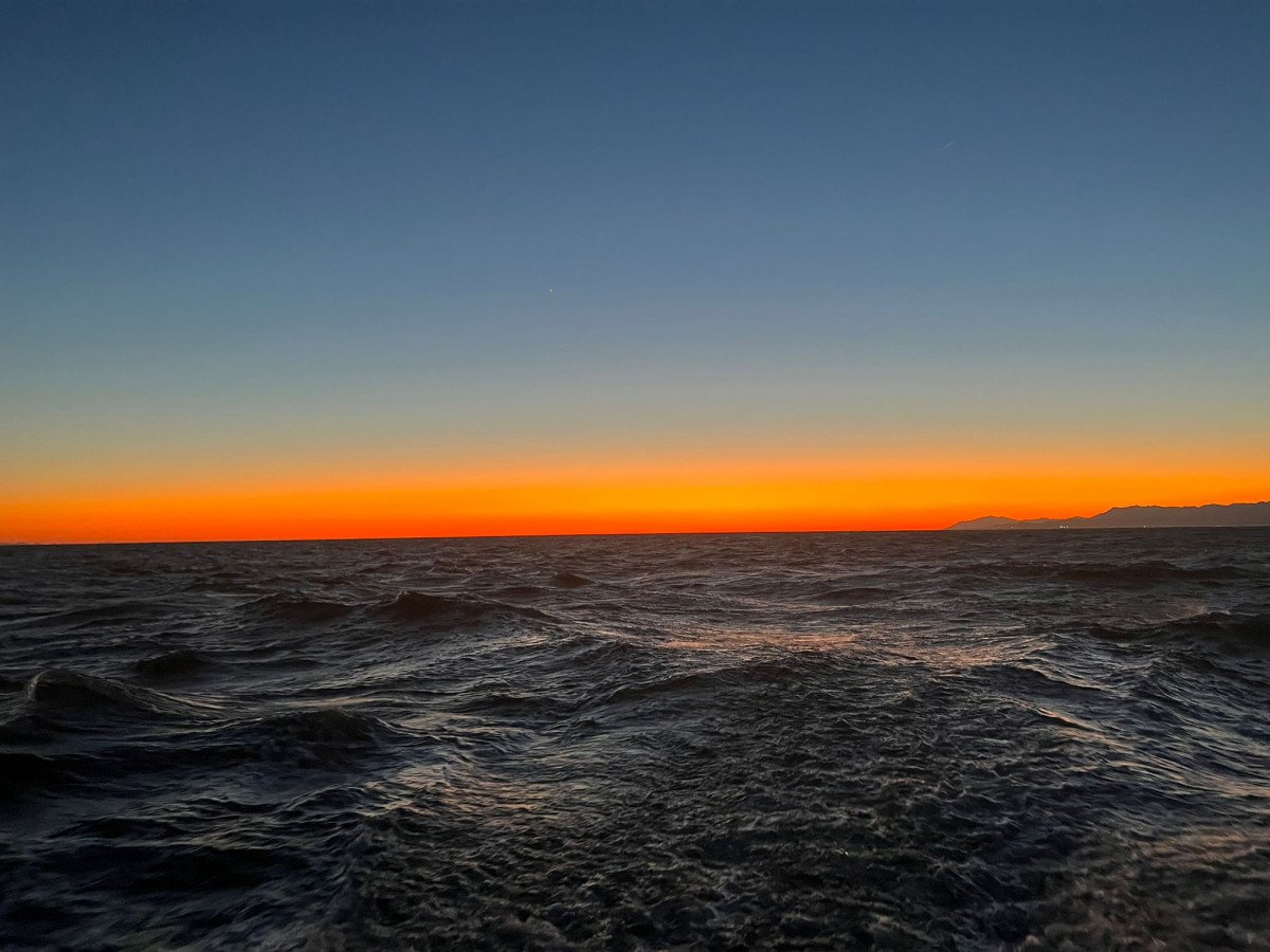 El sol se pone en el mar