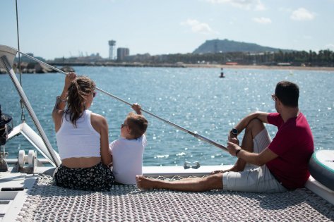 Navegación exclusiva en catamarán premium por Barcelona