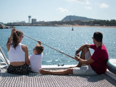 Esclusiva navigazione su un catamarano premium a Barcellona