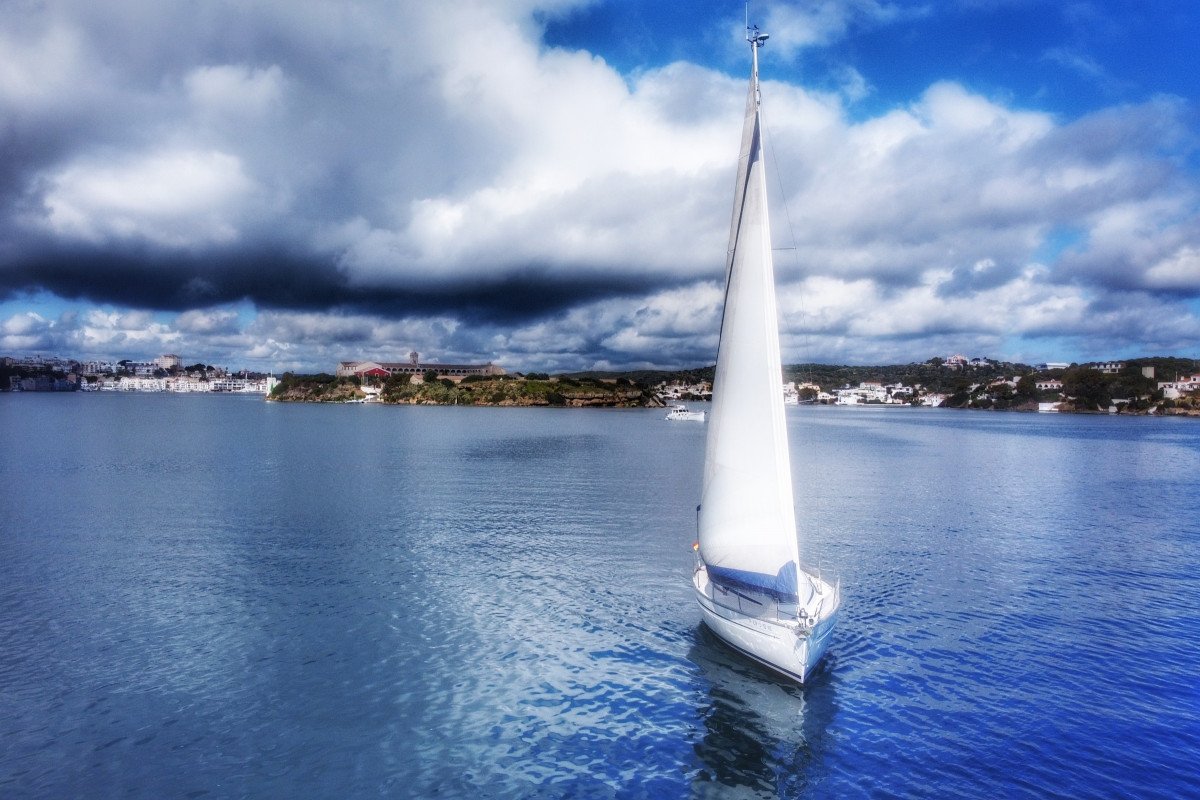 Impara a navigare nella baia di Mahón.