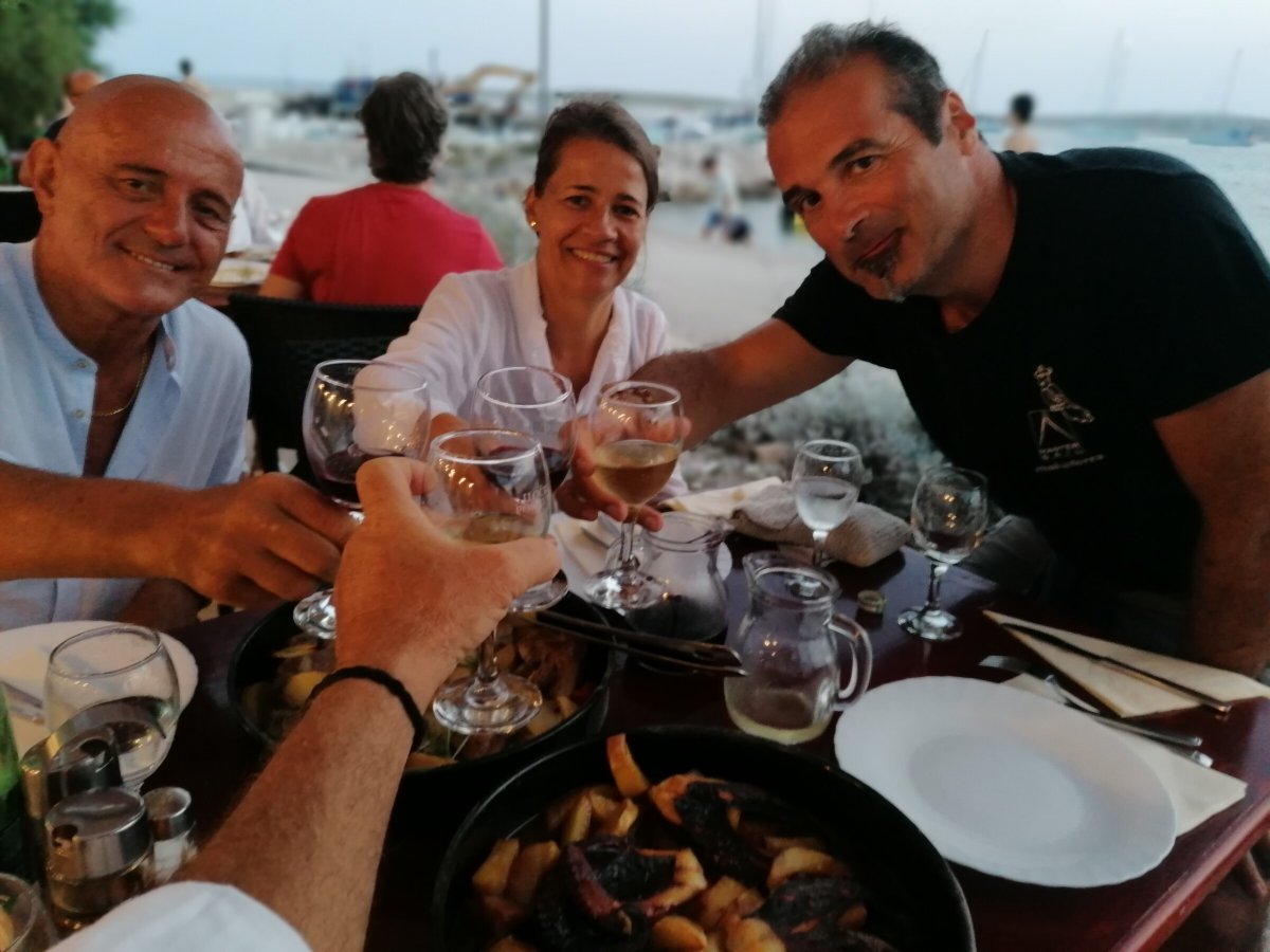 Disfruta de las vistas desde el barco mientras navegas por las islas