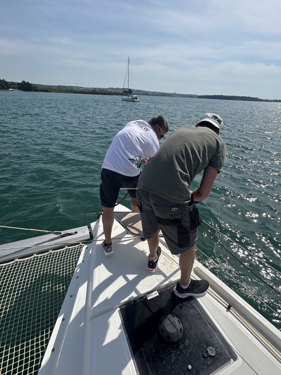 Preparati per un'avventura in mare con i nostri corsi di allenamento in catamarano.