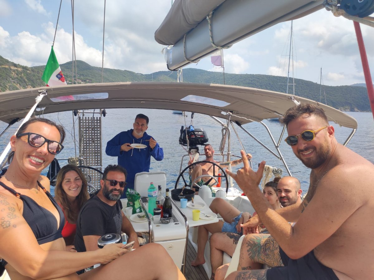 Lernen Sie auf den Inseln Maddalena, Lavezzi und Korsika mit unseren Kursen zu segeln