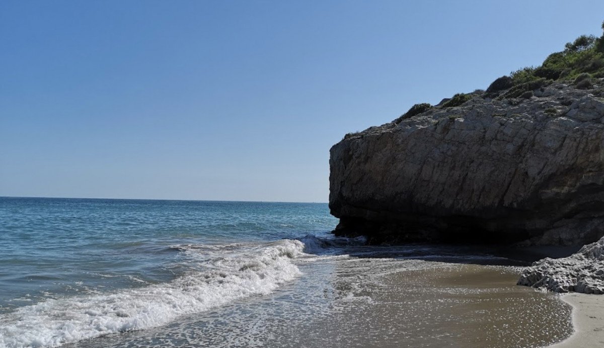 Giro in barca a vela da Castelldefels, Barcelona a una grotta a Sitges