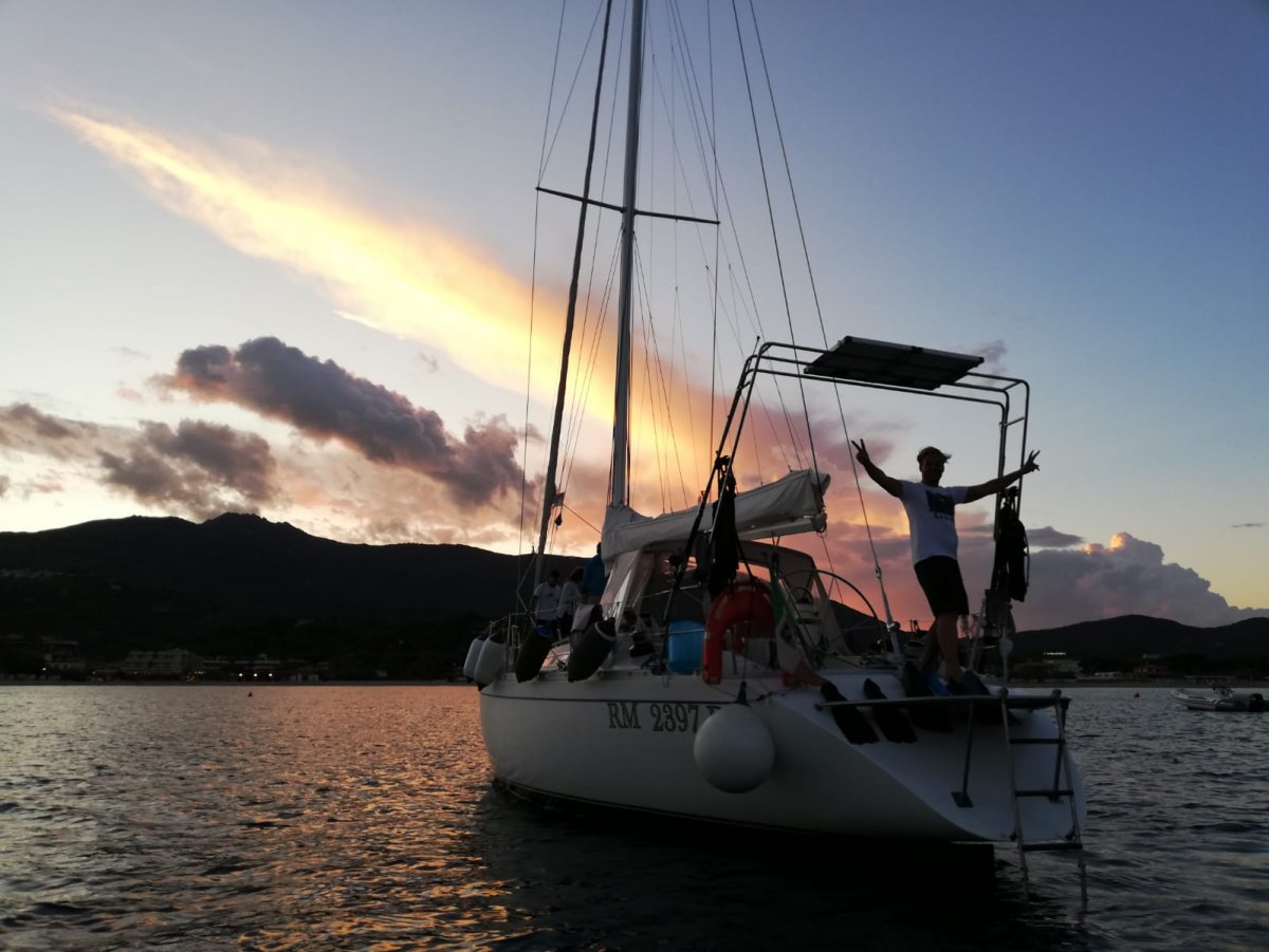 Erkunden Sie die Inseln Maddalena, Lavezzi und Korsika auf einer Segelreise