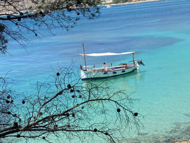 Discover the beauty of the coast of Mallorca aboard our wooden boat