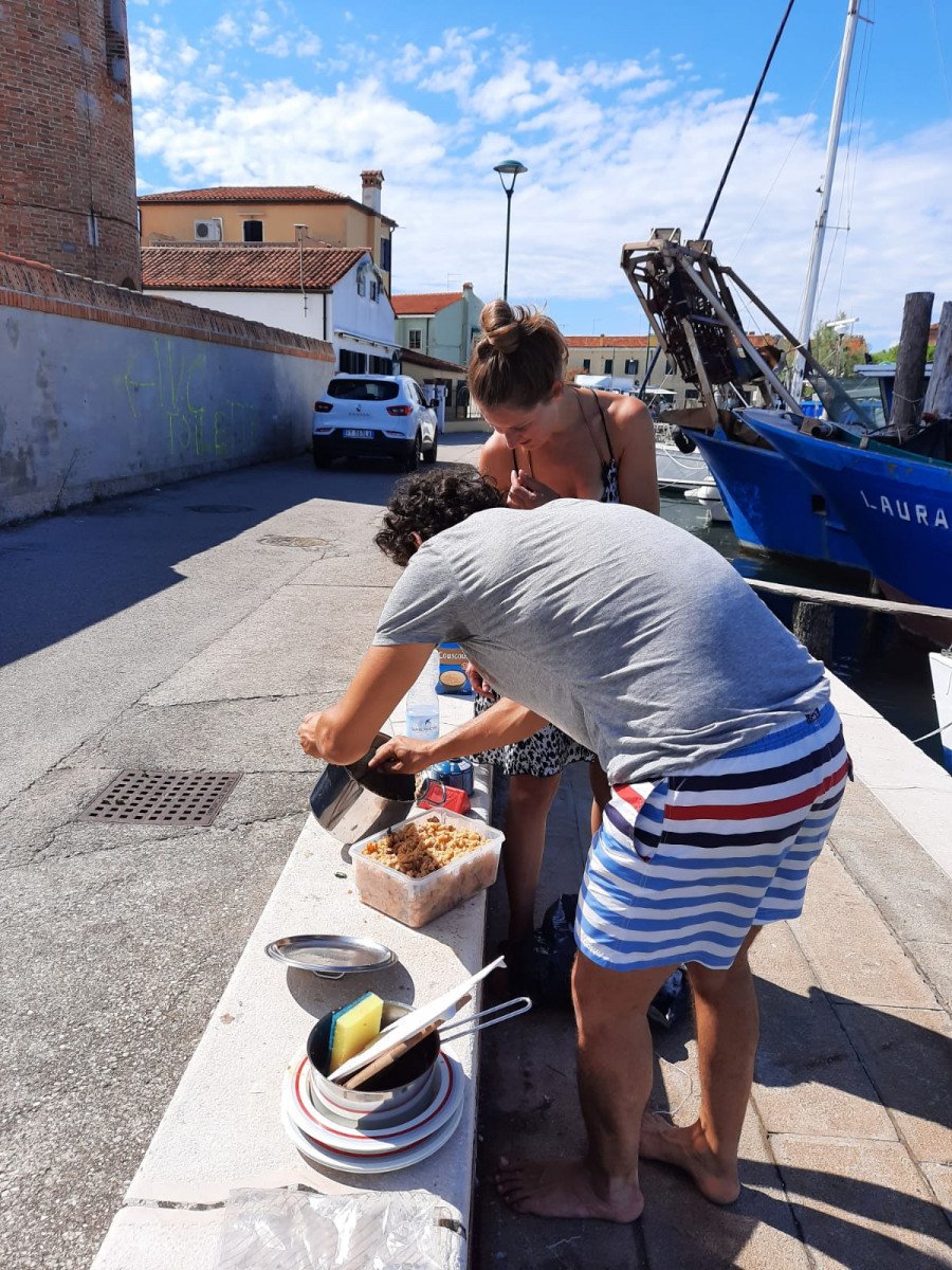 Navega por las aguas cristalinas de Cerdeña en un barco privado.