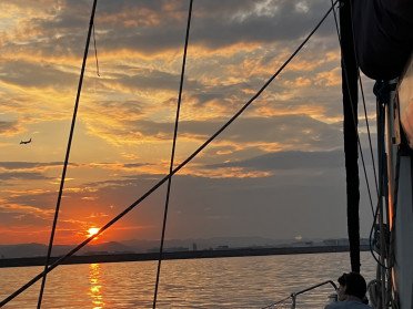 Sonnenuntergang auf einem Segelboot in Barcelona