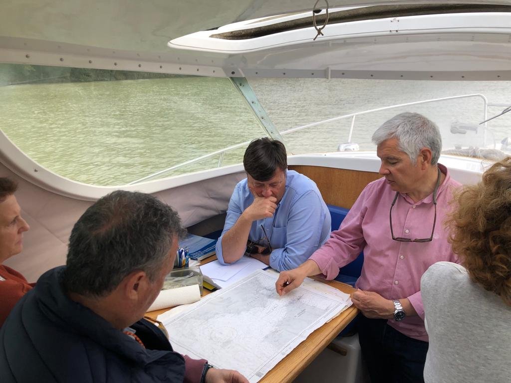 Barcos en el río navegando por Sevilla